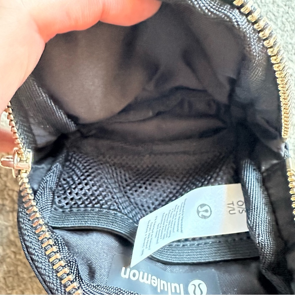 Lululemon Everywhere Belt Bag Nano in Black/Gold - Picture 3 of 3